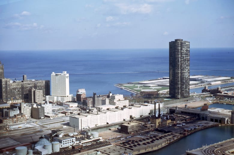 Lake Point Tower and the old S curve on Lake Shore Drive, 1970 (Raymond L. Moldenhauer Collection)