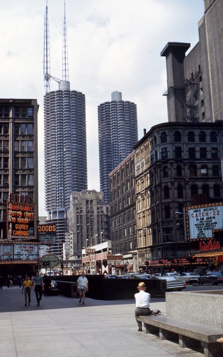 Woods Theatre (foreground) and Marina City (background), 1970 (Raymond L. Moldenhauer Collection)