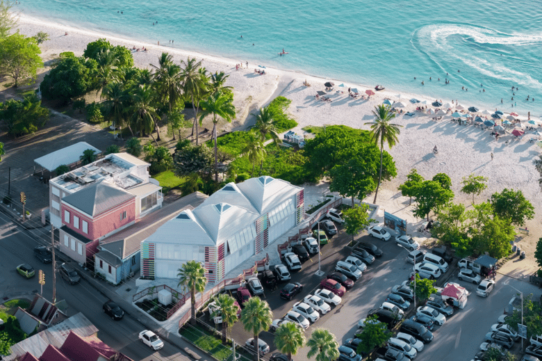 Picture of a beach with houses near it. 